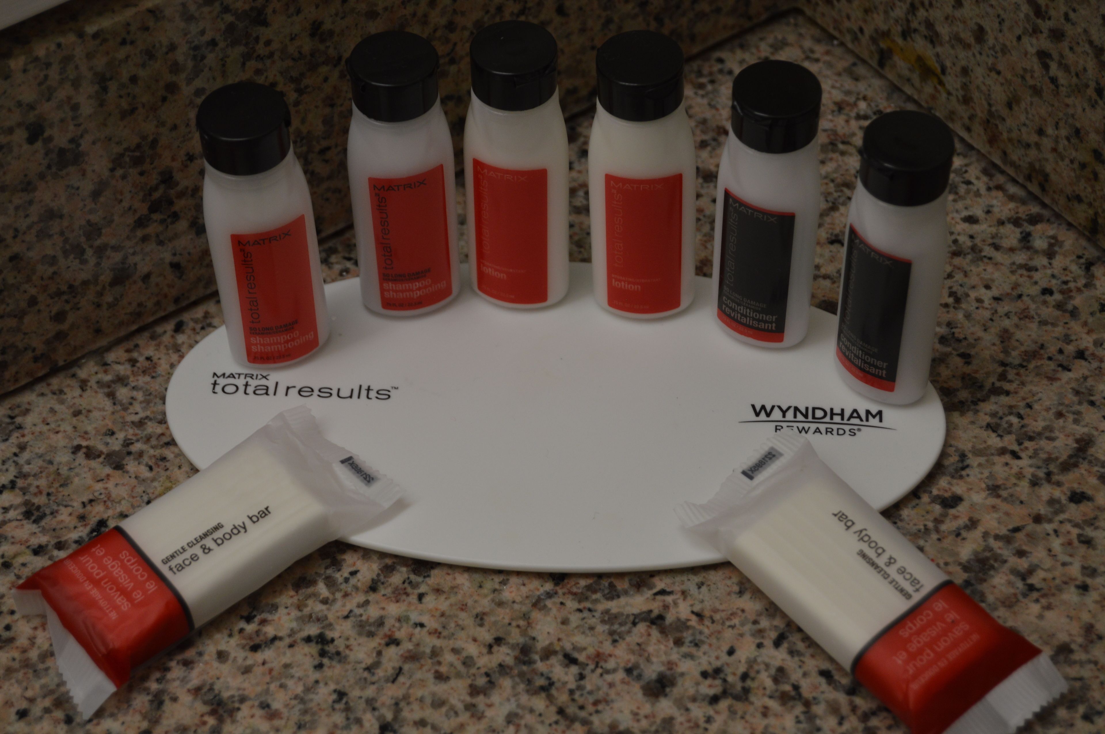 Una bandeja con seis botellas de jabón líquido Matrix Total Results para el cuerpo y dos tubos de jabón facial y corporal en barra.