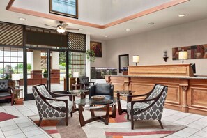 Lobby - Ramada by Wyndham Arcata (Arcata)