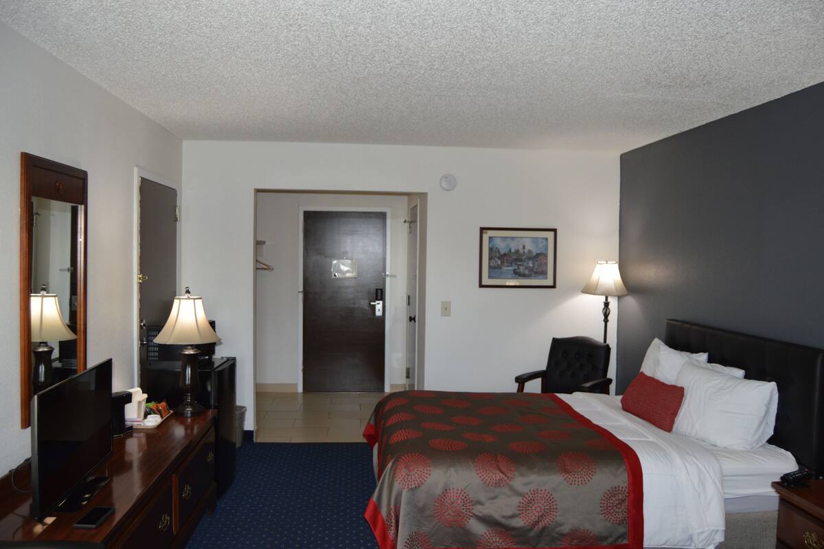 1 bedroom, premium bedding, desk, blackout drapes