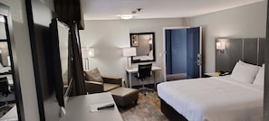 Standard Room, 1 King Bed, Accessible, Non Smoking | 1 室のベッドルーム、デスク、防音設備、アイロン / アイロン台