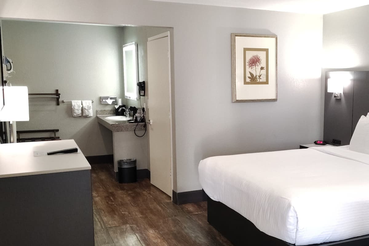 Standard Room, 1 King Bed, Accessible, Non Smoking | 1 bedroom, desk, soundproofing, iron/ironing board
