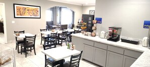 包含每  日自助早餐