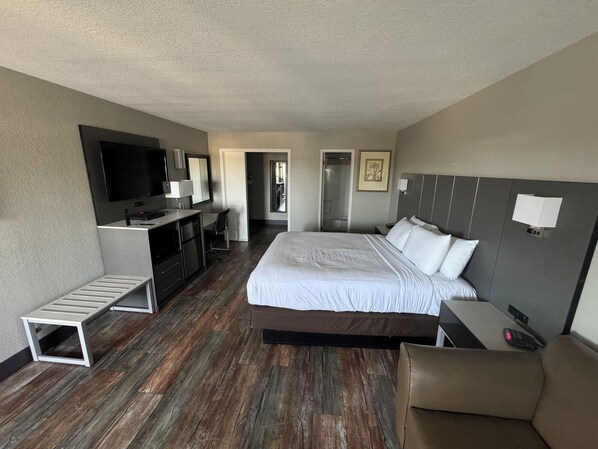 Standard Room, 1 King Bed, Accessible, Non Smoking