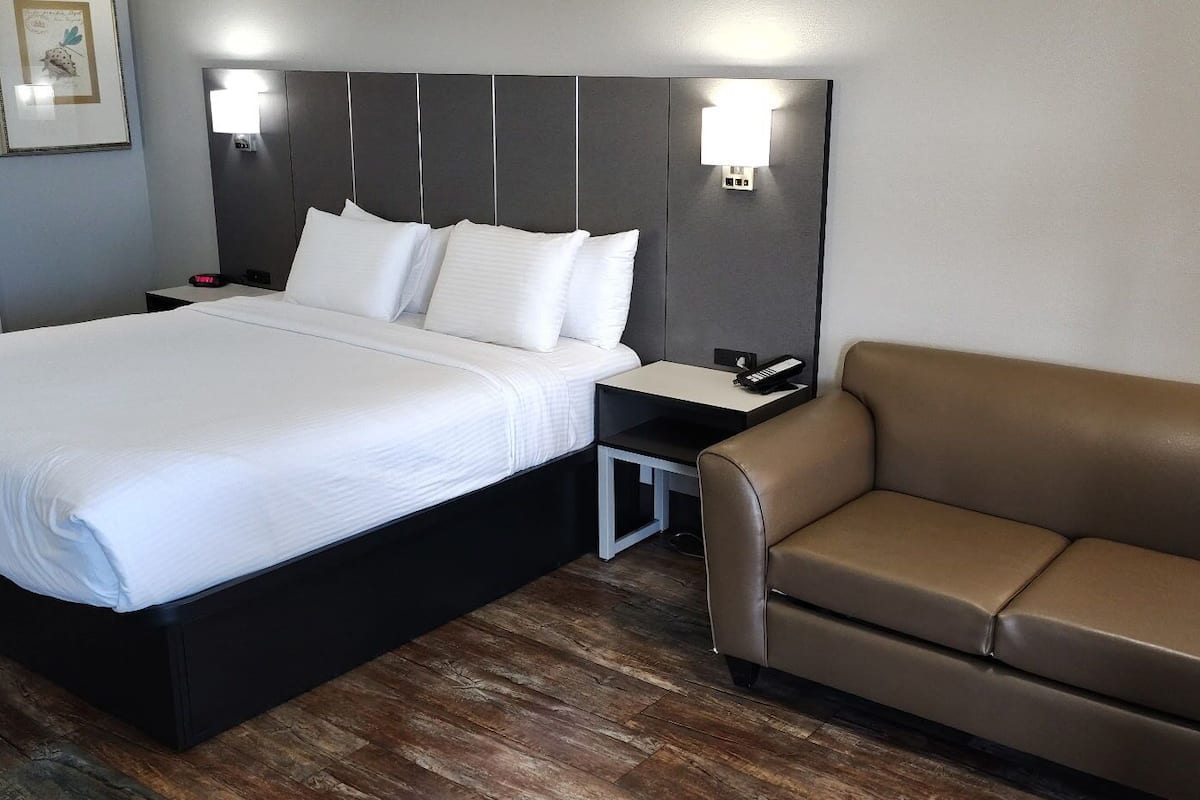 Standard Room, 1 King Bed, Non Smoking, Refrigerator & Microwave | 1 bedroom, desk, soundproofing, iron/ironing board