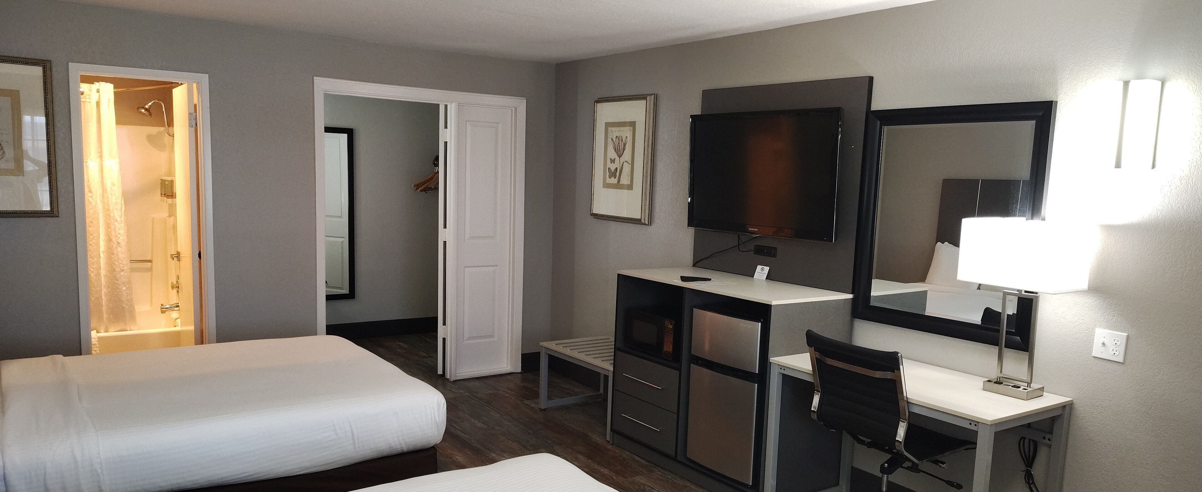 Standard Room, 1 King Bed, Accessible, Non Smoking | 1 多间卧室、办公桌、隔音、熨斗/熨衣板