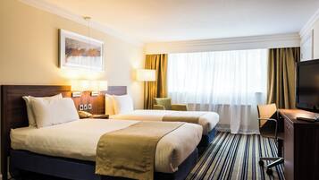 Escritorio, cunas gratuitas, wifi y ropa de cama
