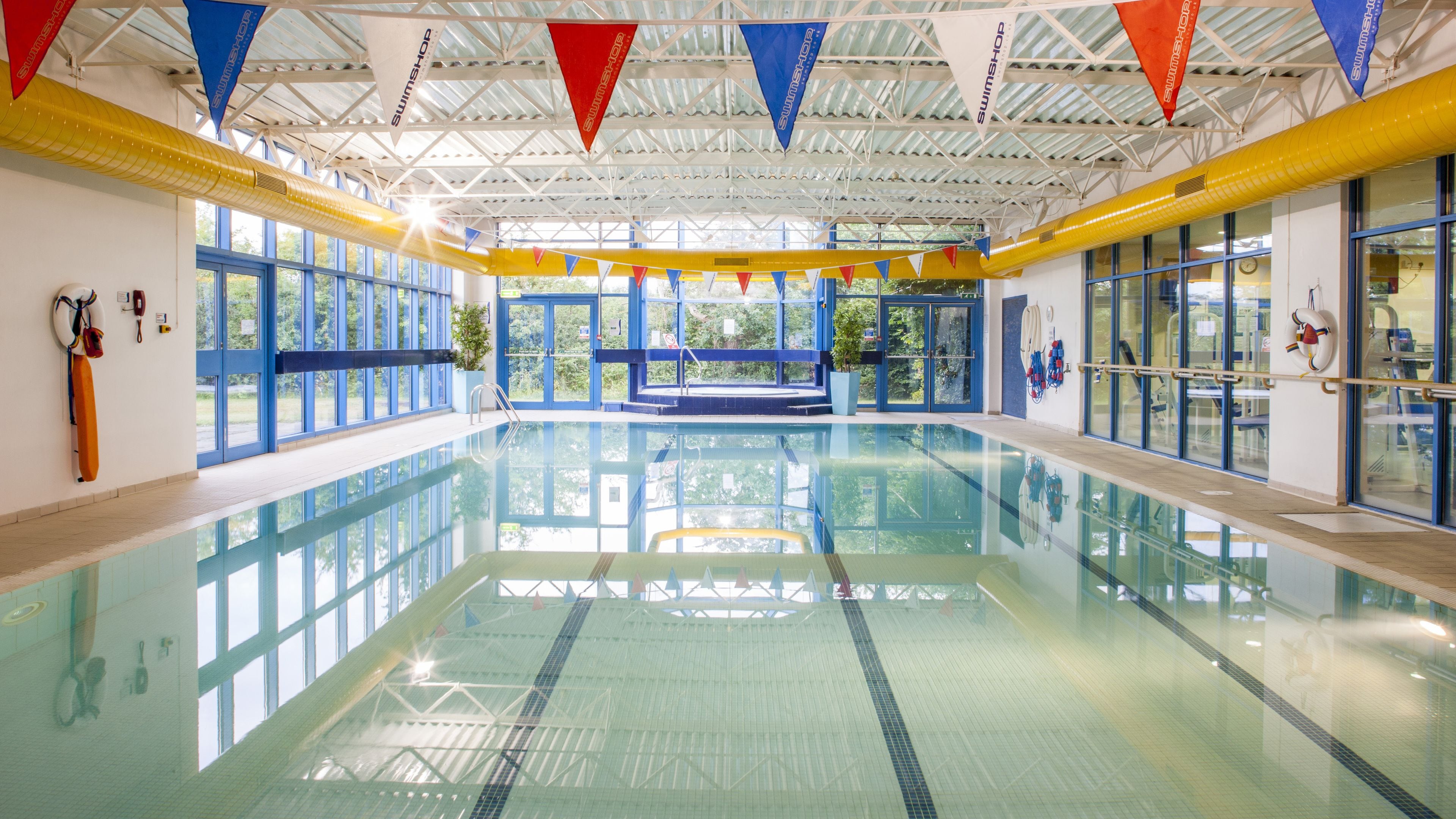 Una piscina cubierta