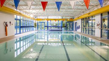 Una piscina cubierta