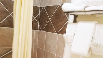 Camera, 1 letto queen, non fumatori | Bagno | Combinazione doccia/vasca, set di cortesia gratuito, asciugamani