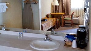 Kamar, 1 Tempat Tidur King, Bebas Asap Rokok | Kamar mandi | Kombinasi shower/bathtub, perlengkapan mandi gratis,  dan handuk