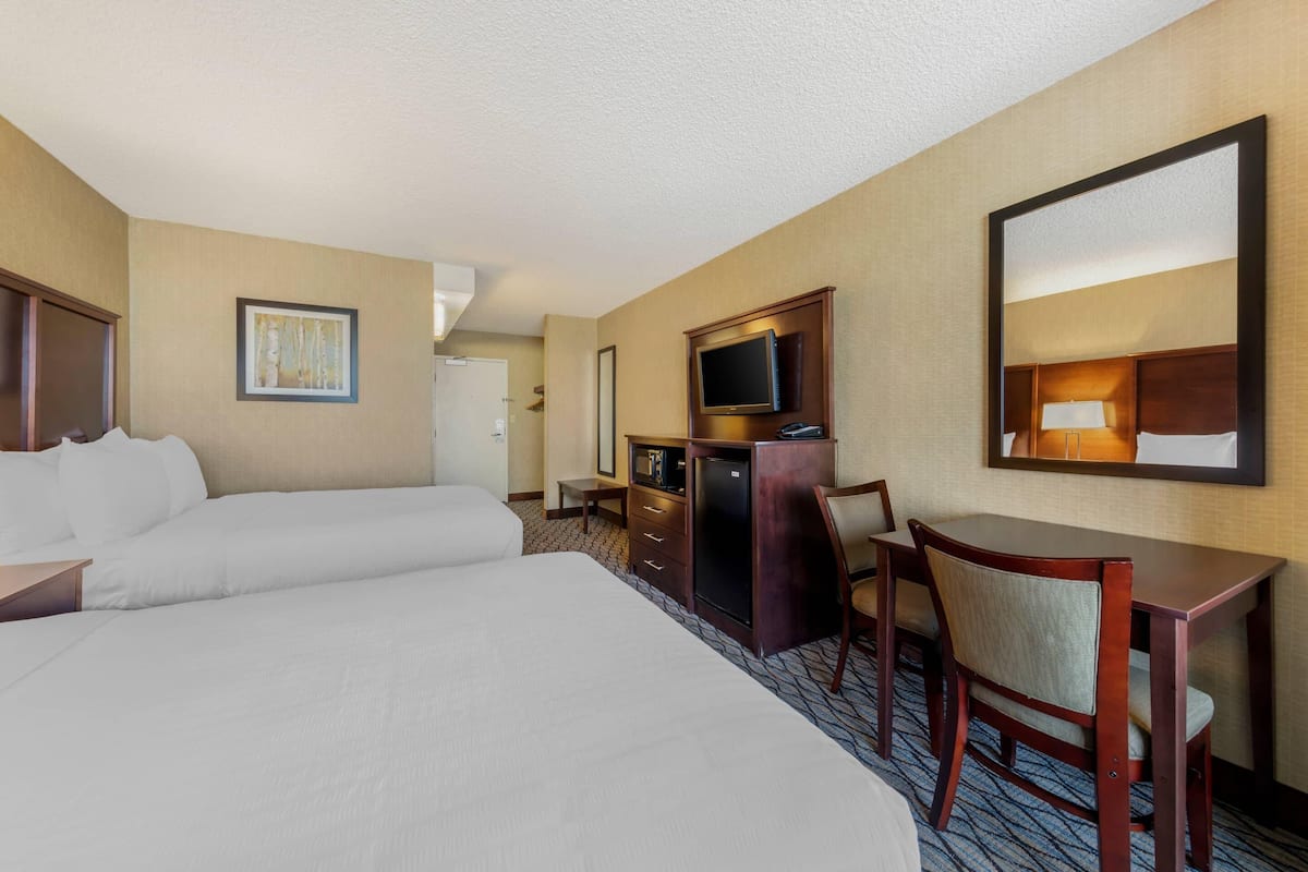 Suite, 2 Double Beds with Sofa Bed, Non Smoking | Literie de qualitĂ©, rideaux dâobscurcissement, fer et planche Ă repasser