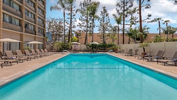 Piscina all'aperto, lettini