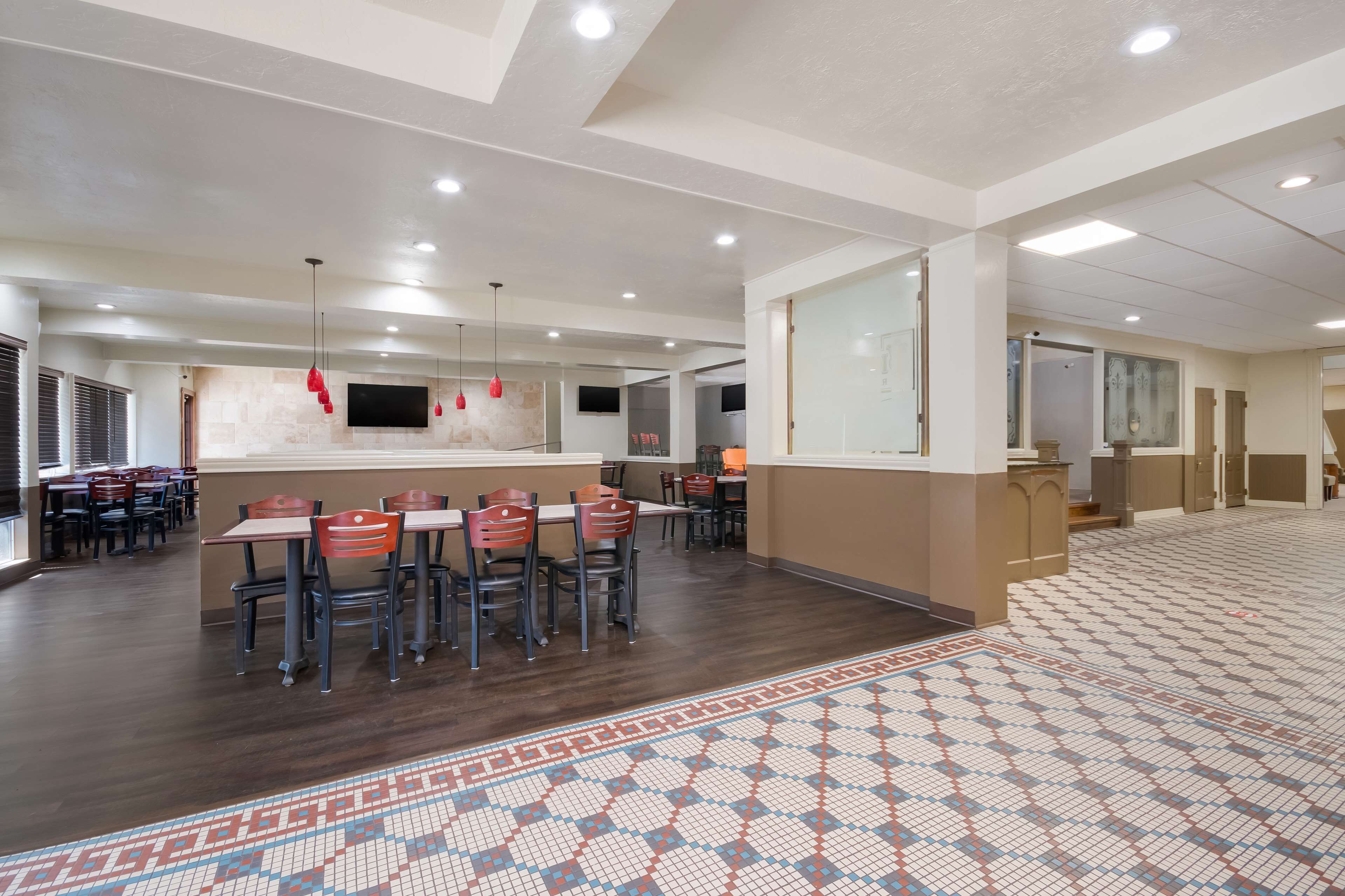 Desayuno completo diario (USD 11.55 por persona)