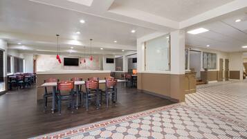 Komplett frokost hver dag (USD 11.55 per person)