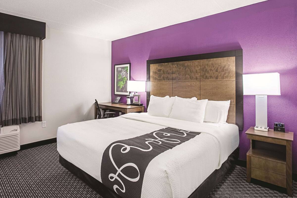Premium bedding, in-room safe, desk, blackout drapes