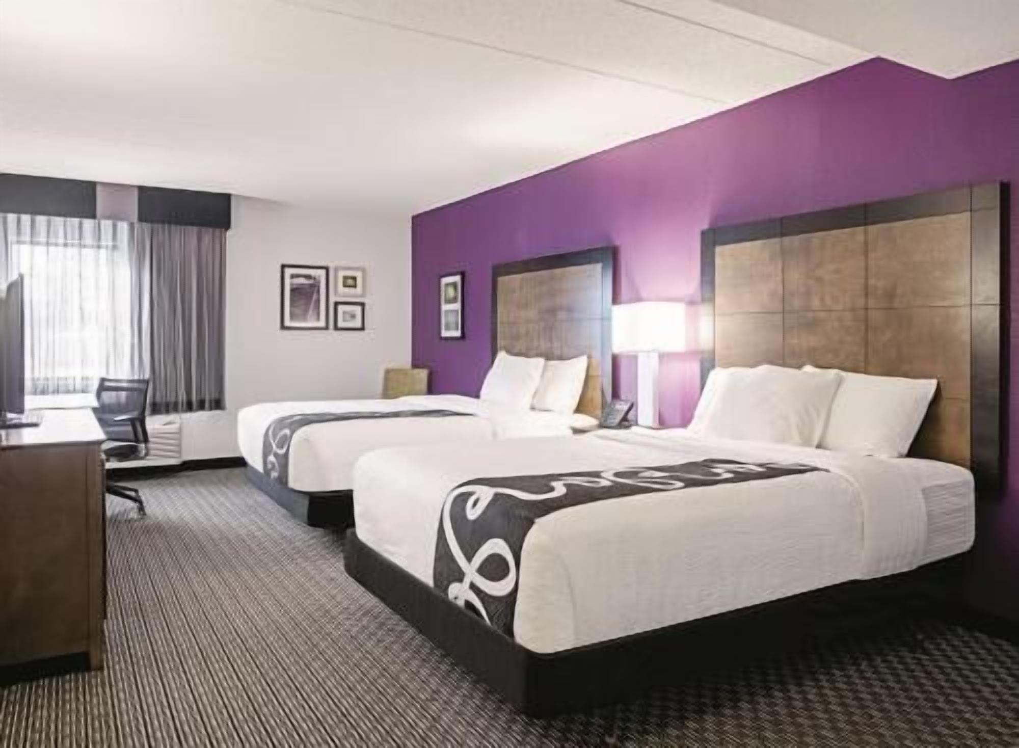 Premium bedding, in-room safe, desk, blackout drapes