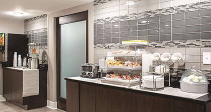 La Quinta Inn & Suites by Wyndham Baltimore N / White Marsh