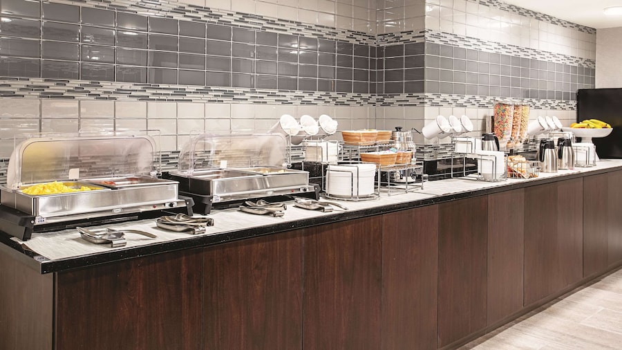 La Quinta Inn & Suites by Wyndham Baltimore N / White Marsh