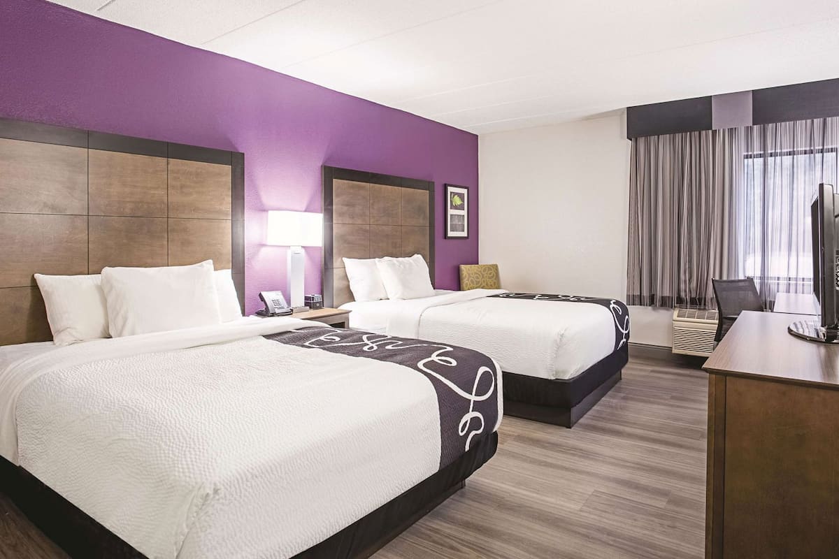 Premium bedding, in-room safe, desk, blackout drapes