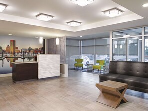 Lobby - La Quinta Inn & Suites by Wyndham Baltimore N / White Marsh (Rosedale)