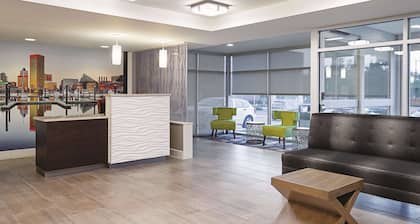 La Quinta Inn & Suites by Wyndham Baltimore N / White Marsh