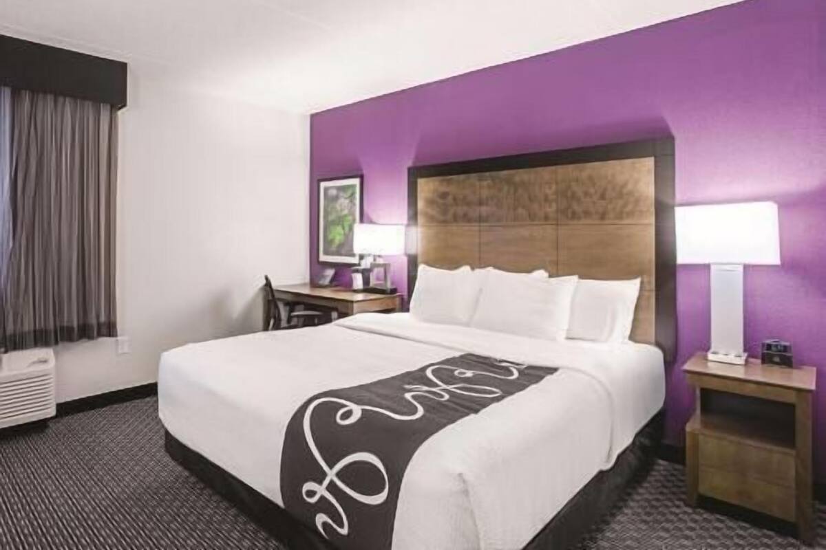 Premium bedding, in-room safe, desk, blackout drapes