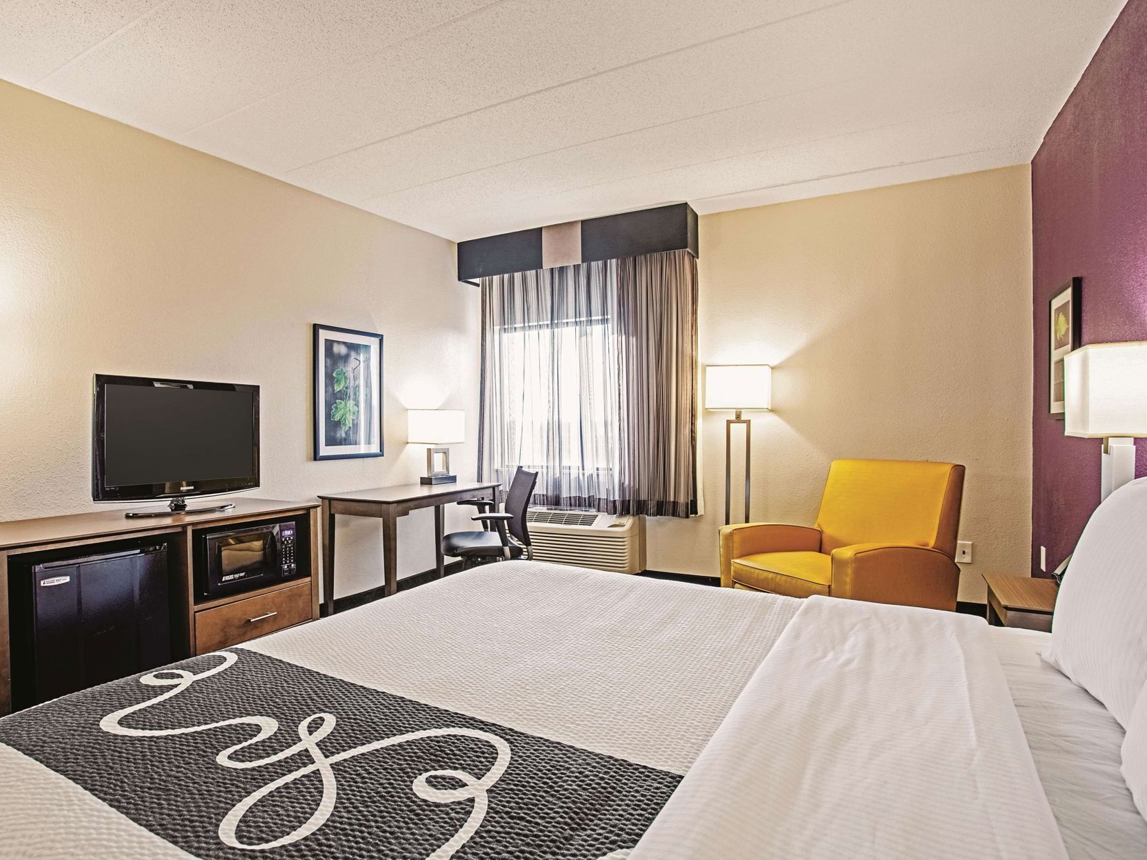 Premium bedding, in-room safe, desk, blackout drapes