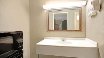 Combined shower/tub, free toiletries, towels