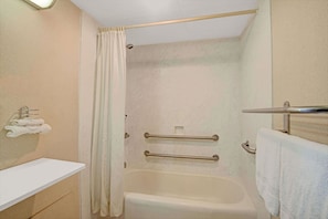 Combined shower/tub, free toiletries, towels - Knights Inn Wheeling (Wheeling)