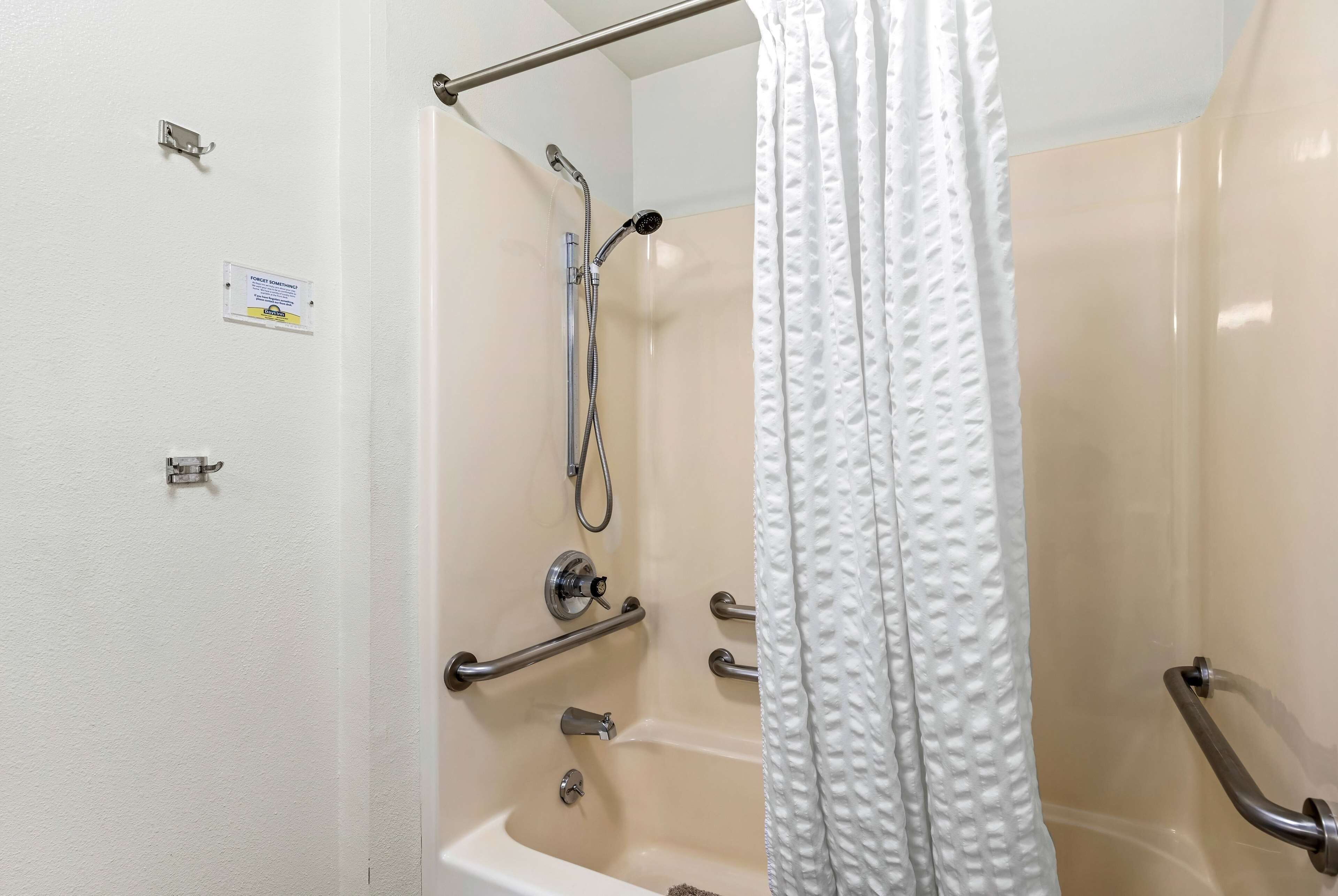 room, 1 queen bed, accessible, non smoking | bathroom | combined shower/bathtub, free toiletries, hair dryer, towels