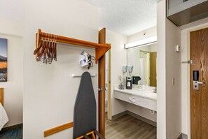 Combined shower/bathtub, free toiletries, hair dryer, towels