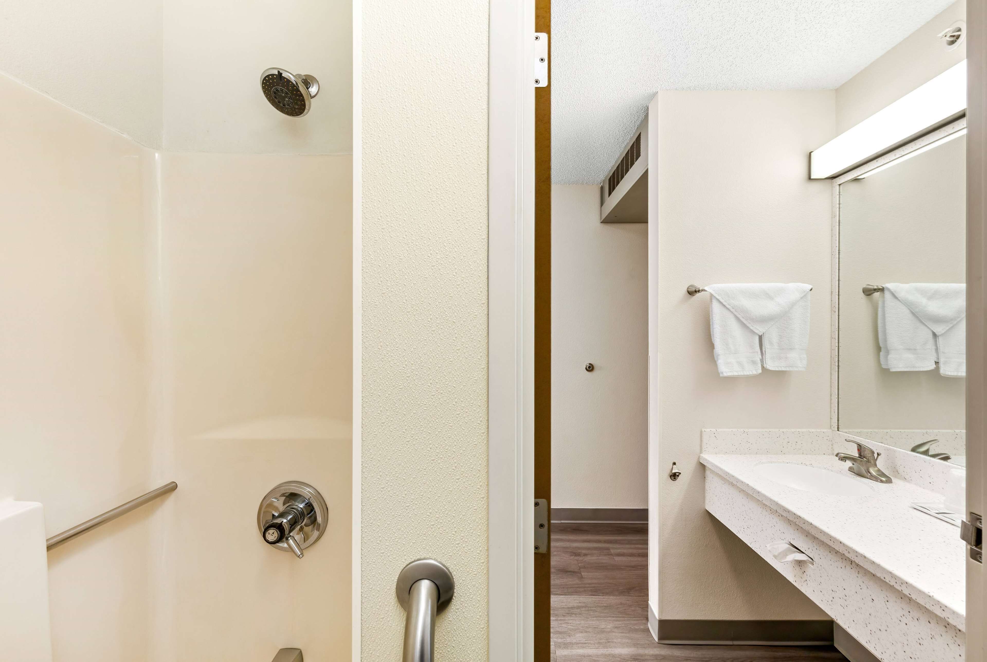 combined shower/bathtub, free toiletries, hair dryer, towels