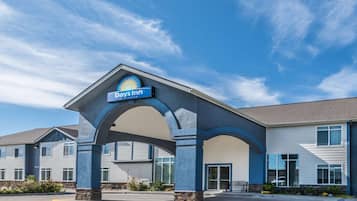 Experience the modern design of this hotel, featuring a large arched entrance and flat roof.