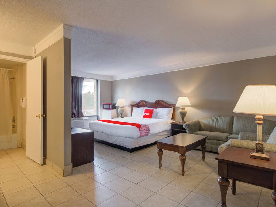 Premium Room, 1 King Bed | Desk, free WiFi, bed sheets, alarm clocks