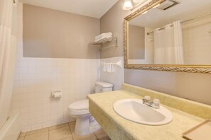 Habitación, 2 camas de matrimonio | Baño | Artículos de higiene personal gratuitos y toallas