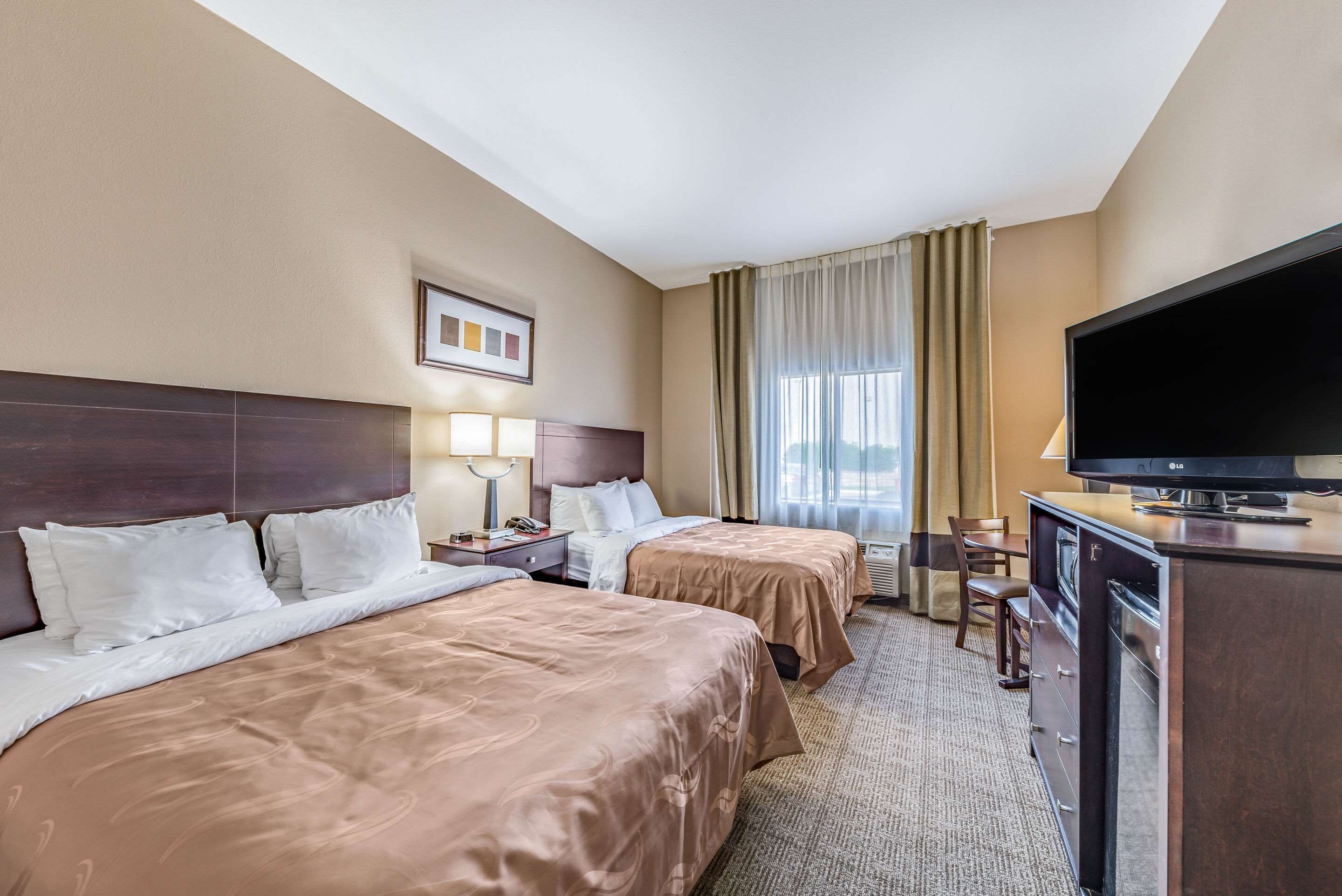 خزنة داخل الغرفة ومكواة/لوح كي وواي فاي مجانًا وملاءات أسرّة