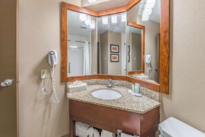 Chambre Standard, 2 grands lits, non-fumeurs | Salle de bain | Baignoire, articles de toilette gratuits, sèche-cheveux