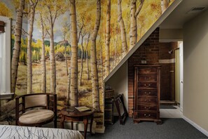 Chambre | Couette en duvet, bureau, fer et planche à repasser