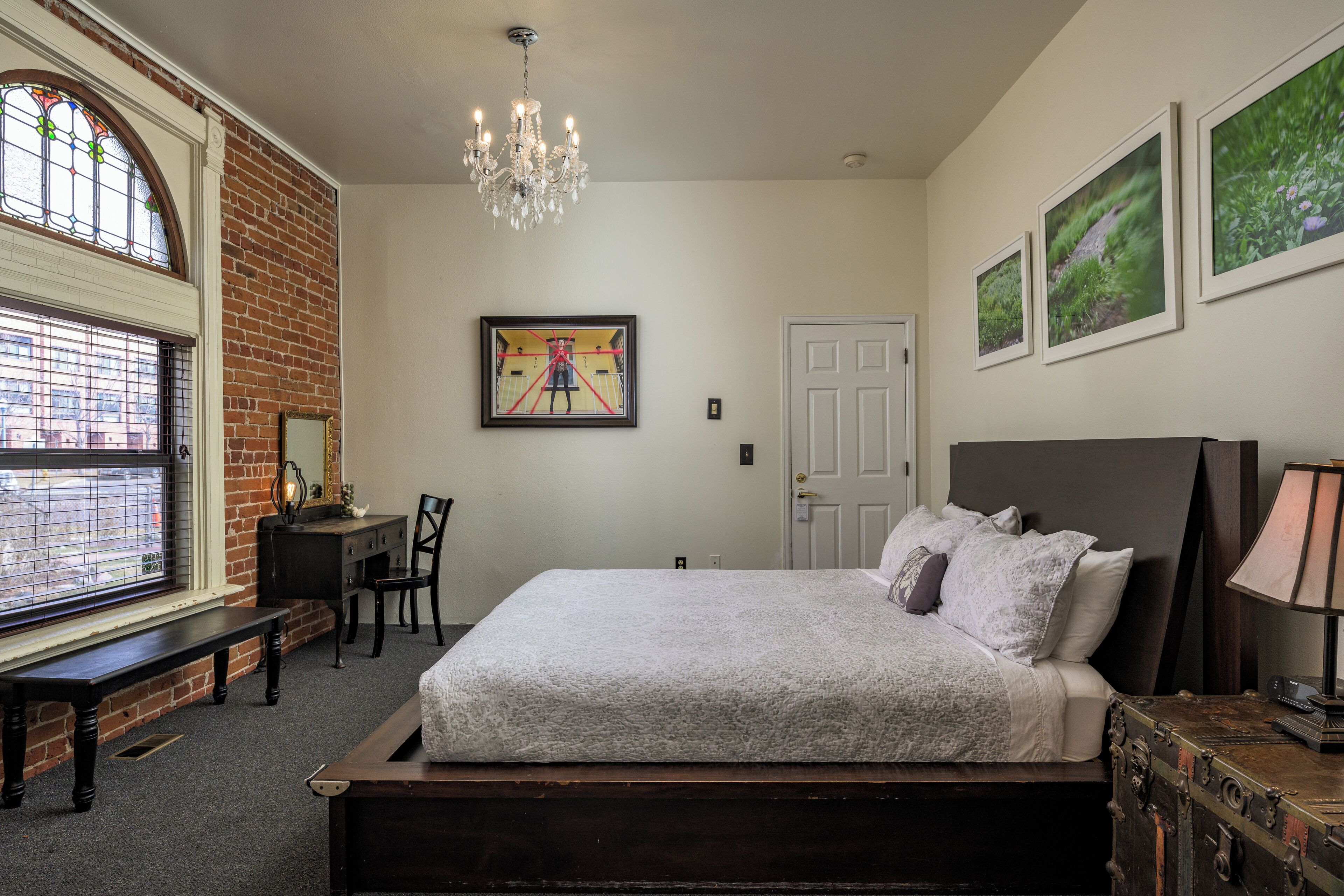 Local Artist Suite #2 | Desk, iron/ironing board, free WiFi, bed sheets