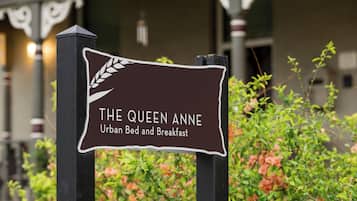 Vista frontal de la propiedad