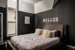 Local Artist Suite #4 | Down comforters, desk, iron/ironing board, free WiFi - Queen Anne Bed And Breakfast (Denver)