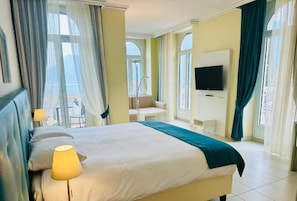 Suite junior, balcón | Ropa de cama hipoalergénica, minibar, caja fuerte