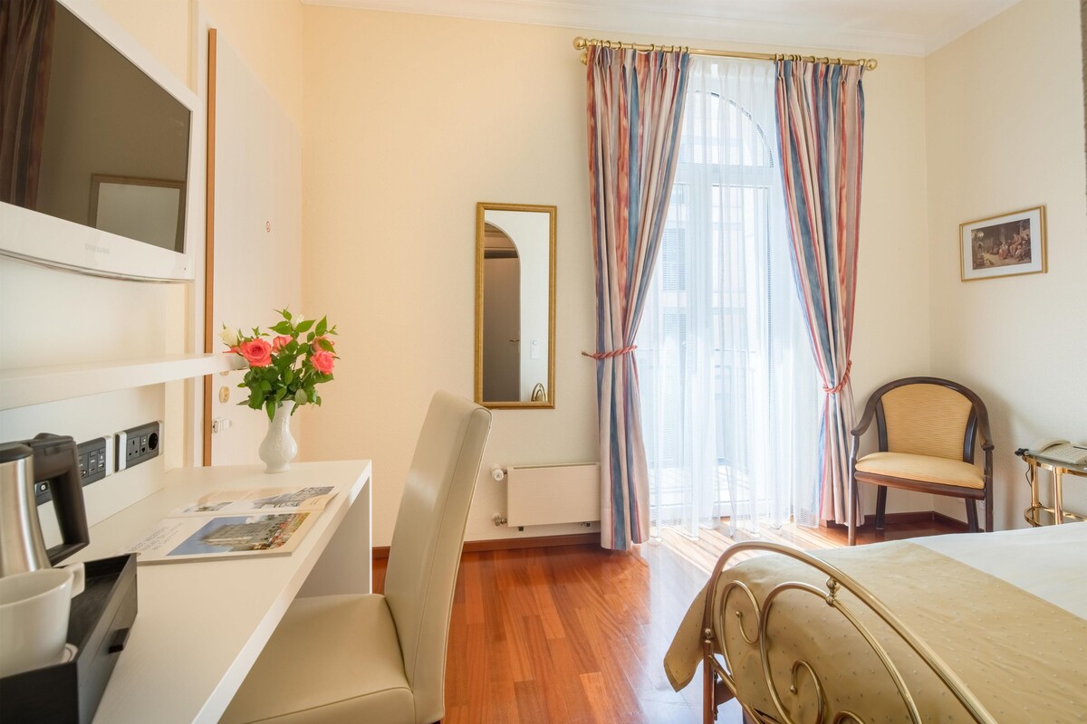 Habitación ejecutiva, 1 cama individual, vista parcial al lago (Balcony) | Ropa de cama hipoalergénica y minibar