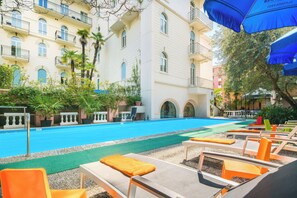 시즌별로 운영되는 야외 수영장, 10:00 ~ 21:00 오픈, 수영장 파라솔, 일광욕 의자