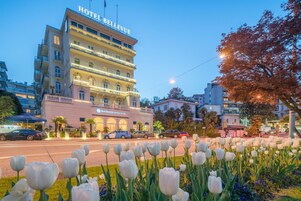 Un edificio de hotel con un letrero que dice 'HOTEL BELLEVUE'.