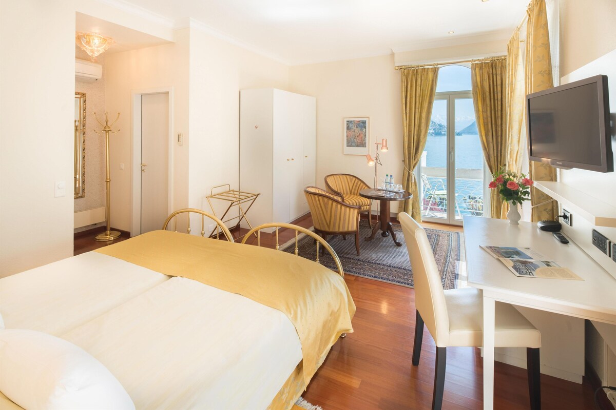 Habitación Deluxe, balcón | Ropa de cama hipoalergénica y minibar