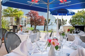 Déjeuner et dîner servis sur place