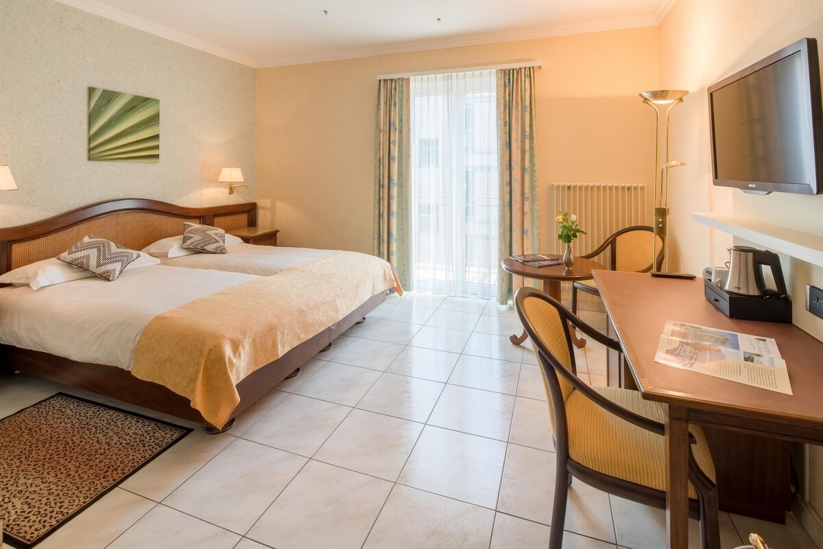 Habitación ejecutiva, 2 camas individuales (Balcony) | Ropa de cama hipoalergénica y minibar