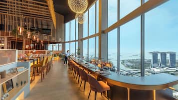 12 restaurants; ze serveren er ontbijt, lunch en diner