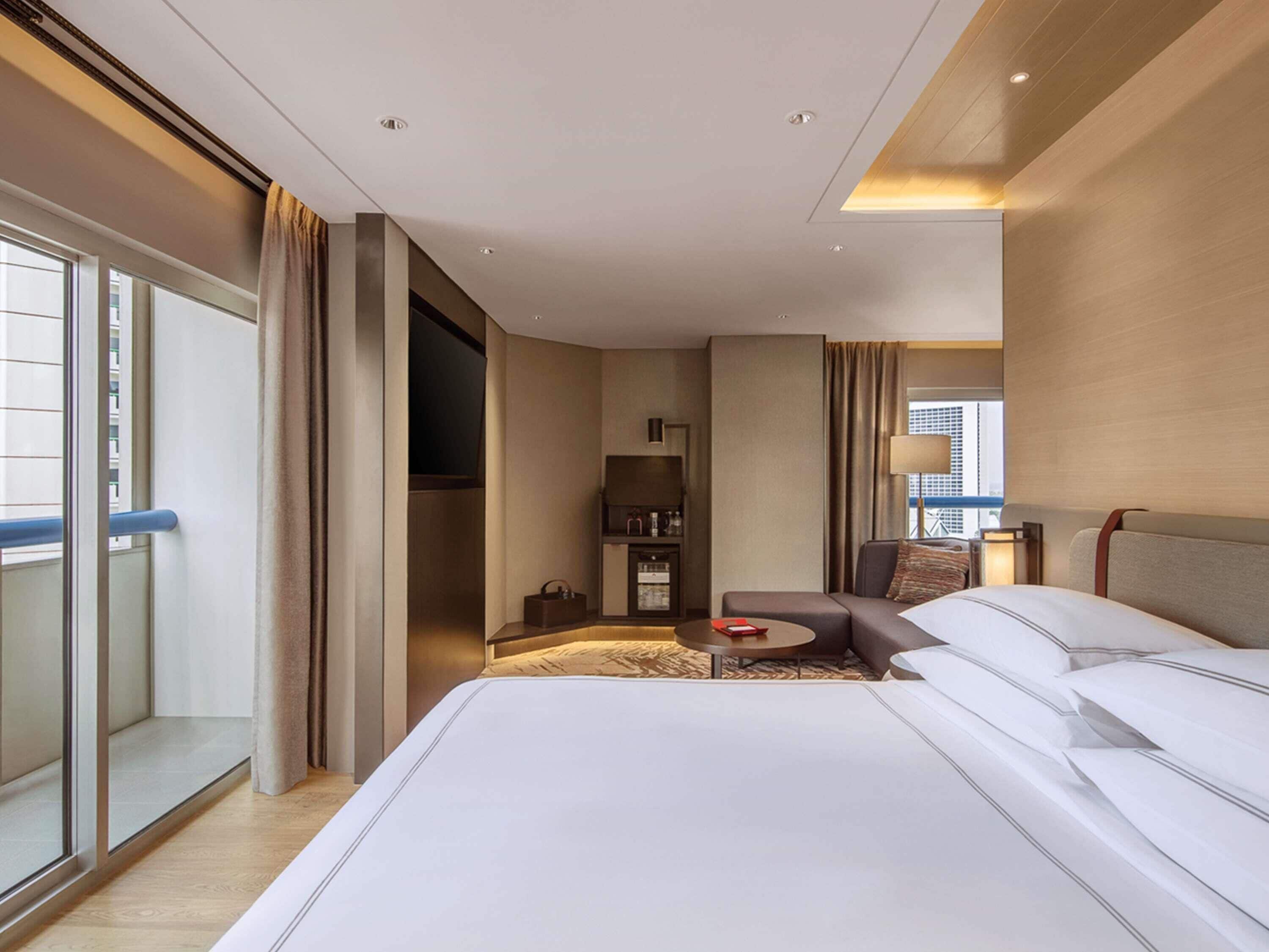Signature suite, 1 kingsize bed, uitzicht op de stad (2 Balconies) | Een kluis op de kamer, een bureau, een laptopwerkplek